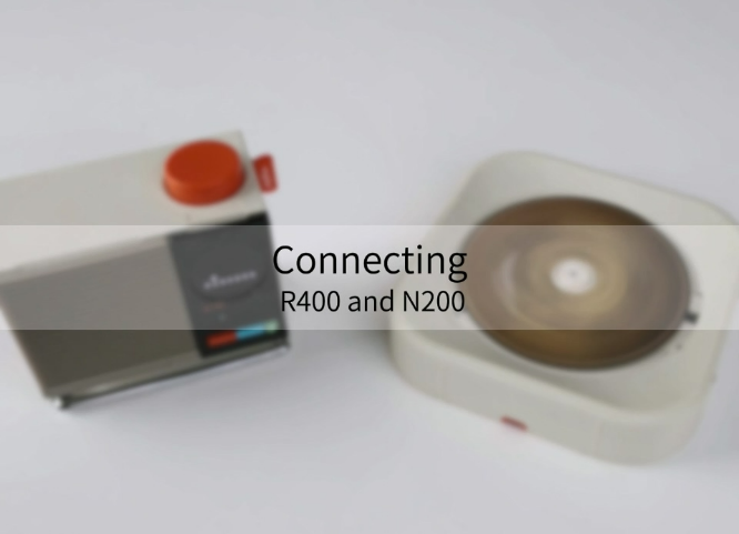 How does the R400 CD player connect to the N200 Bluetooth Speaker